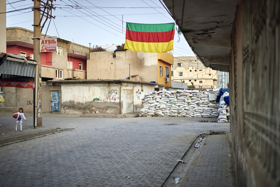 Feature Cizre - Waehrend der Ausgangssperre vom Sep. 2015, in Cizre gab es mehr als 20 Tote, vorwiegend Zivilisten. An manchen Orten wurde die (kurdische) Selbstverwaltung ausgerufen. © Manu Friederich