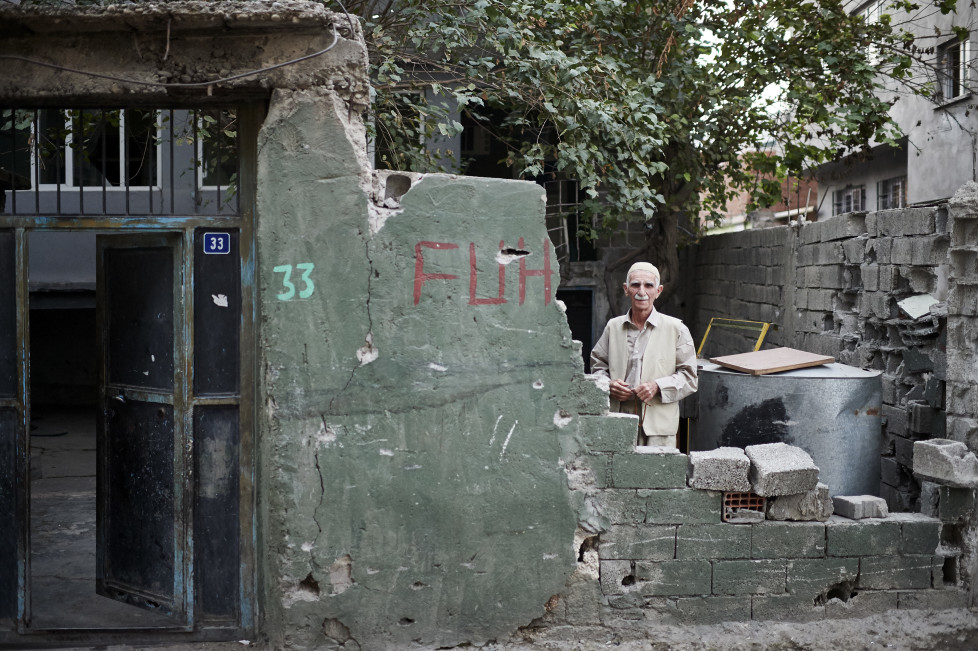 Feature Cizre - Waehrend der Ausgangssperre vom Sep. 2015, in Cizre gab es mehr als 20 Tote, vorwiegend Zivilisten. An manchen Orten wie dem "Nur-Viertel" wurde die (kurdische) Selbstverwaltung ausgerufen. © Manu Friederich