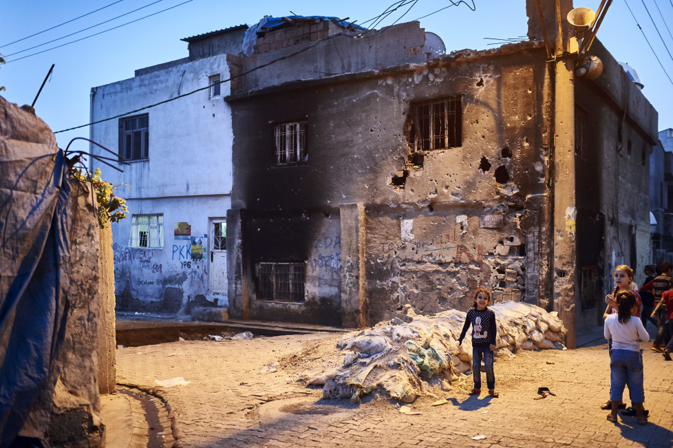 Feature Cizre - Waehrend der Ausgangssperre vom Sep. 2015, in Cizre gab es mehr als 20 Tote, vorwiegend Zivilisten. An manchen Orten wie dem "Nur-Viertel" wurde die (kurdische) Selbstverwaltung ausgerufen. © Manu Friederich