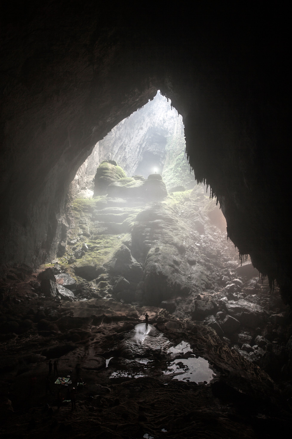 2 Cavers (one on the top and one on the bottom) of the first Doline in Son Doong Cave. Foto: Tanja Demarmels