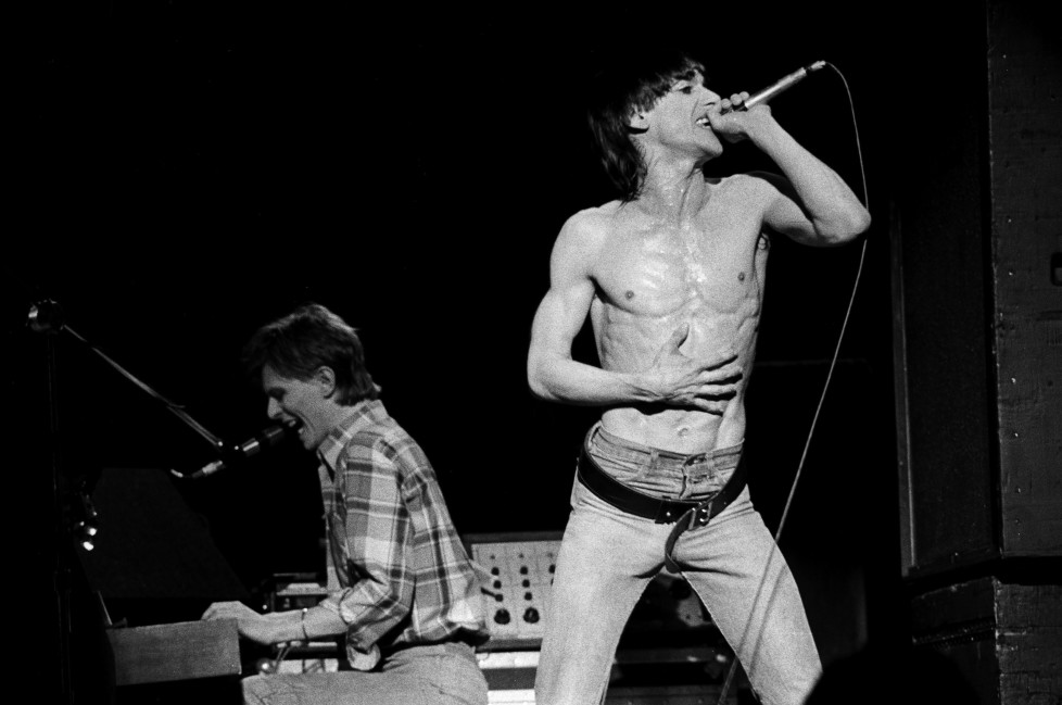 SAN FRANCISCO - 1978: L-R David Bowie and Iggy Pop perform live in 1977 in San Francisco, California. (Photo by Richard McCaffrey/Michael Ochs Archive/Getty Images)