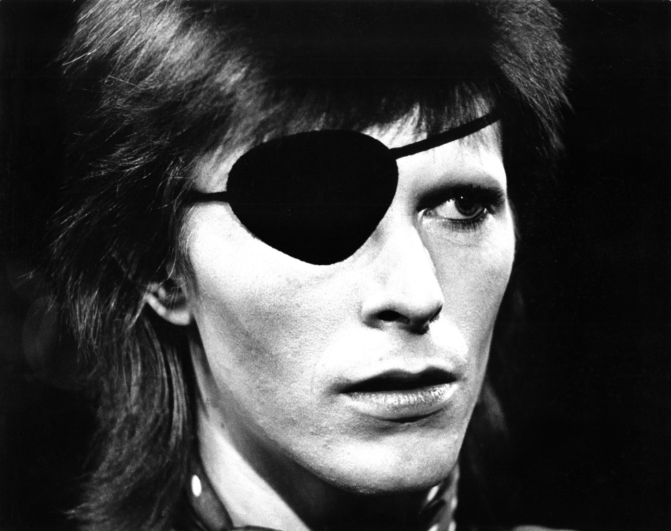 HILVERSUM, HOLLAND - FEBRUARY 13: David Bowie with eye patch performs Rebel Rebel in the Top Pop Studios, Hilversum, Holland on February 13 1974 (Photo by Gijsbert Hanekroot/Redferns)