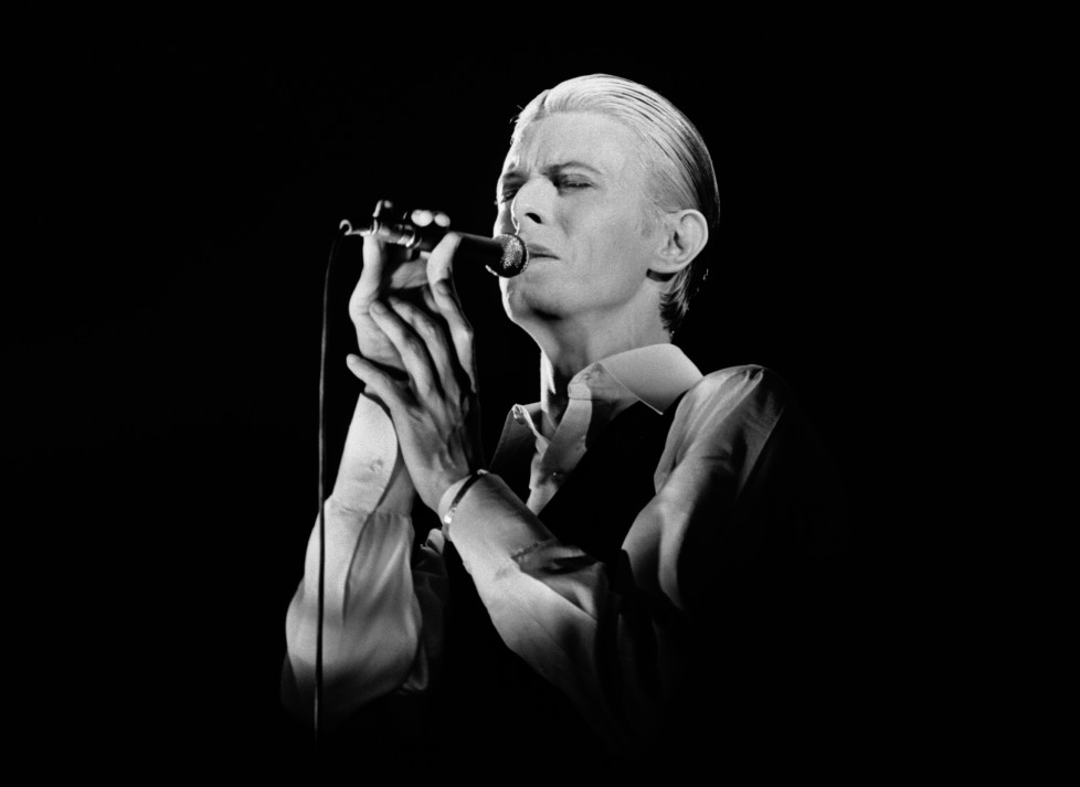 ROTTERDAM, HOLLAND - 13th MAY: David Bowie performs live at Ahoy, Rotterdam on May 13 1976 on the final leg of his 1976 Thin White Duke World Tour. (Photo by Gijsbert Hanekroot/Redferns)