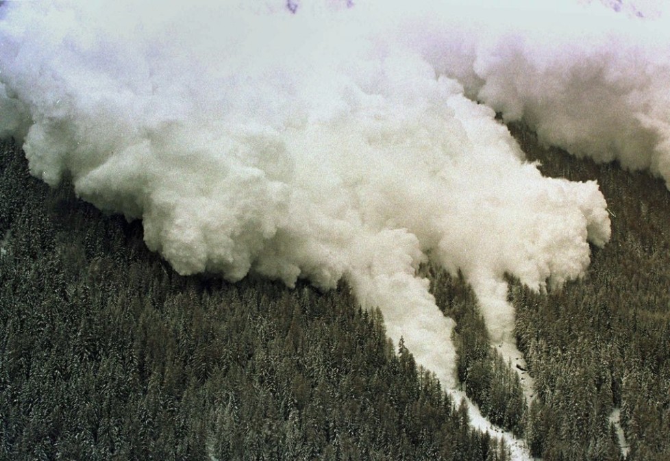 An avalanche going down at the other side of the ressort of Evolene, Swiss Alps, on February 22, 1999. The two first avalanches who go down at end of the ski ressort of Evolene, Two peoples are dead. Hight are still missing. (KEYSTONE/Fabrice Coffrini)