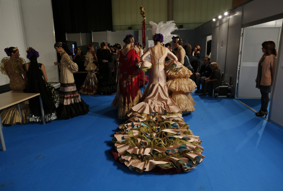 Models are seen backstage during the International Flamenco Fashion Show SIMOF in the Andalusian capital of Seville, Spain, February 5, 2016. REUTERS/Marcelo del Pozo - RTX25LEJ