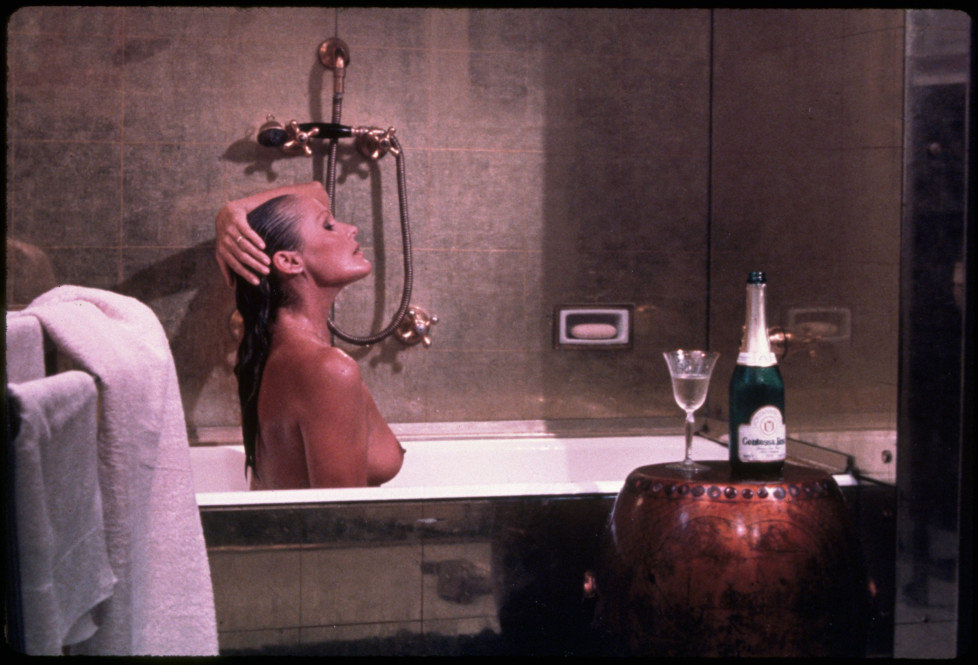 1967, Film Title: CASINO ROYALE, Pictured: URSULA ANDRESS, BATH TUBS/SHOWERS, BATHING, BATHTUB, BODY PART, BREASTS, HAIRSTYLE, NUDE. *** Local Caption *** 20020609_dvc_s87_0000772