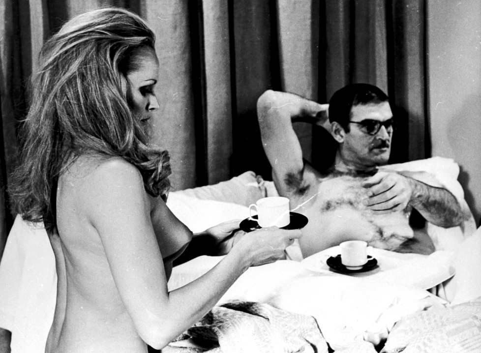 Mandatory Credit: Photo by Rex Features ( 80001A ) "PERFECT FRIDAY" WITH URSULA ANDRESS + STANLEY BAKER - 30/12/70 (FOTO:DUKAS/REX)