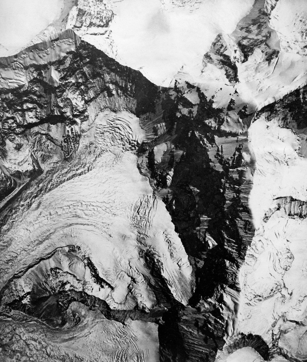 (GERMANY OUT) The Houston Mount Everest Flight: The head of a glacier immediately under Everest Massif - April 1933- Photographer: BonnettVintage property of ullstein bild (Photo by ullstein bild/ullstein bild via Getty Images)