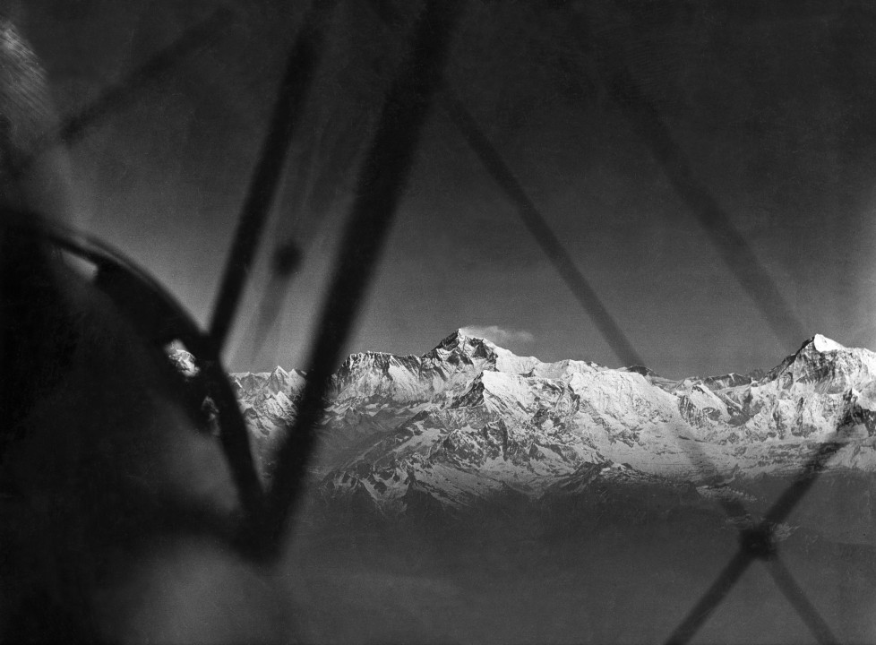 (GERMANY OUT) The Houston Mount Everest Flight: Mount Everest and Makalu from the South taken over engine of the plane. Makalu to right, Chamlang and Lhotse in foreground - April 1933- Photographer: Bonnett- Published by: 'Berliner Illustrirte Zeitung' 12/1936Vintage property of ullstein bild (Photo by ullstein bild/ullstein bild via Getty Images)