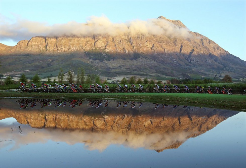 epa05214110 The peleton is on the way during the 103km Stage 3 of the 2016 ABSA Cape Epic mountain bike race near Wellington, South Africa, 16 March 2016. The ABSA Cape Epic is often described as the 'Tour de France' of mountain biking and will see 1,200 riders racing over 652km in eight stages and 15,100m of climbing. UCI professional racers ride alongside amateur riders during the eight day long race. EPA/KIM LUDBROOK