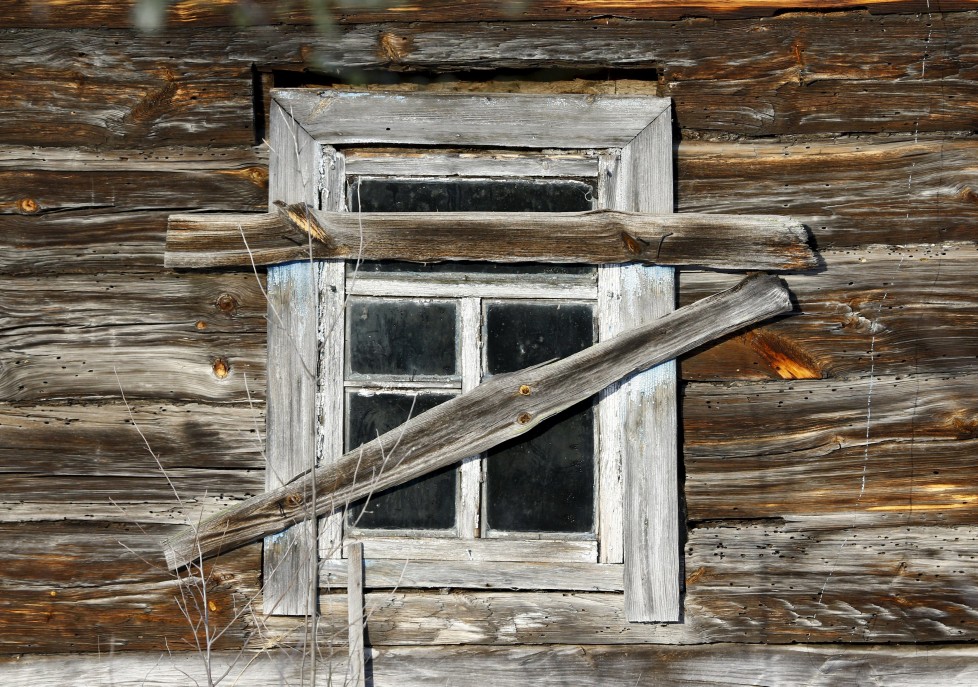 An abandoned house is seen in the 30 km (19 miles) exclusion zone around the Chernobyl nuclear reactor in the abandoned village of Dronki, Belarus, January 28, 2016. What happens to the environment when humans disappear? Thirty years after the Chernobyl nuclear disaster, booming populations of wolf, elk and other wildlife in the vast contaminated zone in Belarus and Ukraine provide a clue. On April 26, 1986, a botched test at the nuclear plant in Ukraine, then a Soviet republic, sent clouds of smouldering radioactive material across large swathes of Europe. Over 100,000 people had to abandon the area permanently, leaving native animals the sole occupants of a cross-border "exclusion zone" roughly the size of Luxembourg. REUTERS/Vasily Fedosenko SEARCH "WILD CHERNOBYL" FOR THIS STORY. SEARCH "THE WIDER IMAGE" FOR ALL STORIES