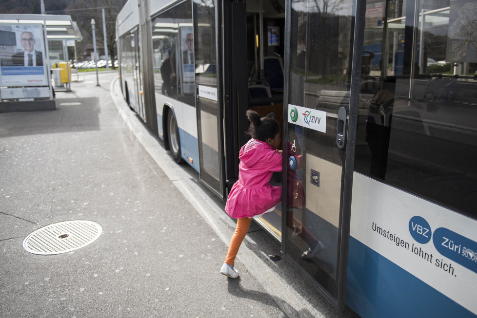 Buslinien 31 und 32 **Fotoblog** bild 15 Linie 32, Ein Kind steigt beim Strassenverkehrsamt in den Bus. (Tamedia AG/Thomas Egli, 31.3.2016)