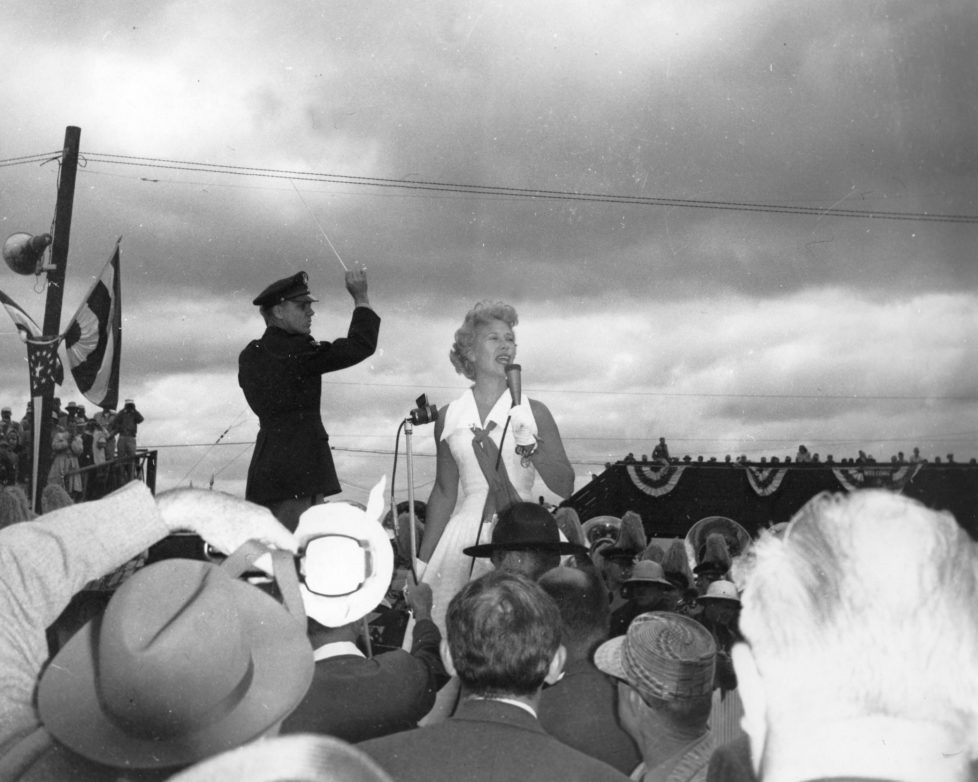 INDIANAPOLIS, IN — May 30, 1955: Entertainer Dinah Shore performs prior to the running of the Indianapolis 500 Indy Car race at the Indianapolis Motor Speedway. (Photo by ISC Images & Archives via Getty Images)