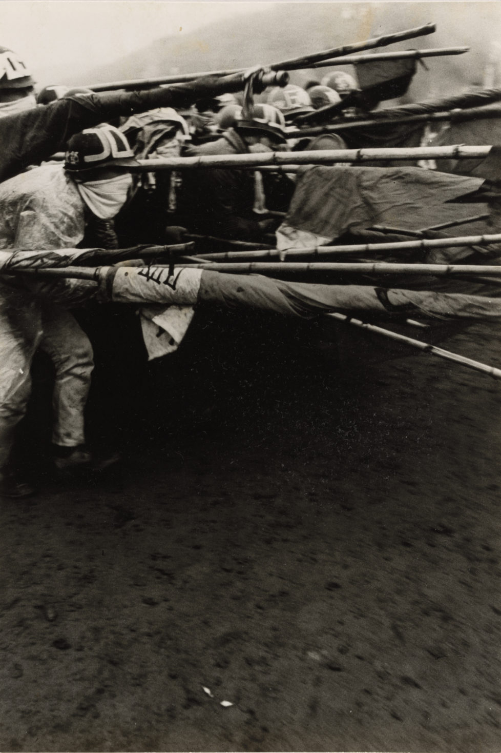** Provoke - Zwischen Protest und Performance Fotografie in Japan 1960 - 1975 ** Fotosmuseum Winterthur 28.5 - 28.8.2016 Anonym, Proteste gegen den Bau des Narita-Flughafen, um 1969. (c) Courtesy The Art Institute of Chicago