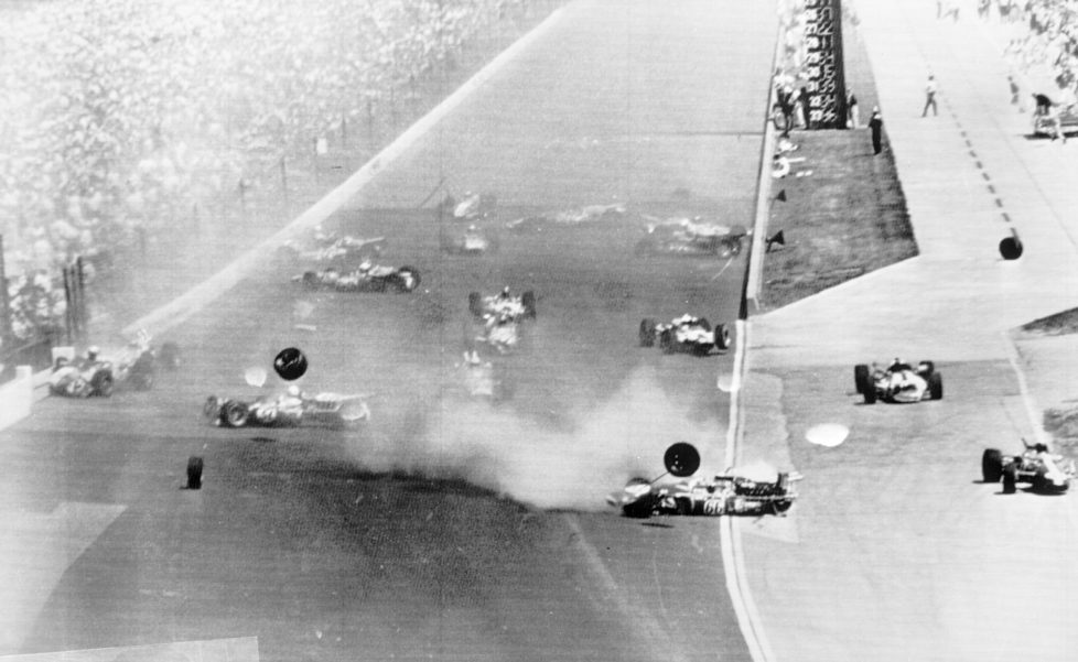 ZUR 100. AUSTRAGUNG DES AELTESTEN RUNDSTRECKEN-AUTORENNENS INDIANAPOLIS 500 AM SONNTAG, 29. MAI 2016, IN INDIANAPOLIS, USA, STELLEN WIR IHNEN FOLGENDES BILDMATERIAL ZUR VERFUEGUNG - In this May 30, 1966, file photo, cars crash on the first lap of the 50th running of the Indianapolis 500 auto race at Indianapolis Motor Speedway in Indianapolis, Ind. Eleven of the 33 cars did not continue the race. A.J. Foyt is at far left crashing into the wall. (KEYSTONE/AP Photo)
