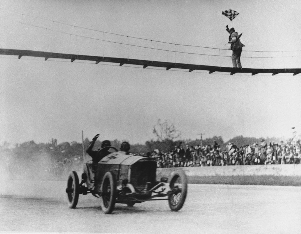 ZUR 100. AUSTRAGUNG DES AELTESTEN RUNDSTRECKEN-AUTORENNENS INDIANAPOLIS 500 AM SONNTAG, 29. MAI 2016, IN INDIANAPOLIS, USA, STELLEN WIR IHNEN FOLGENDES BILDMATERIAL ZUR VERFUEGUNG - With a crippled engine, Ralph DePalma of Los Angeles crosses the finish line at Indianapolis Speedway on March 10, 1915. Another engine failure had stopped him near the end of the 1912 race when DePalma led by at least 10 miles. (KEYSTONE/AP Photo)