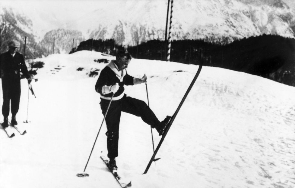(GERMANY OUT) Chaplin, Charlie - Actor, film director, Great Britain - *16.04.1889-25.12.1977+ - Chaplin learning how to ski in St. Moritz, Switzerland - 1931 - Vintage property of ullstein bild (Photo by ullstein bild/ullstein bild via Getty Images) *** Local Caption *** 00066032