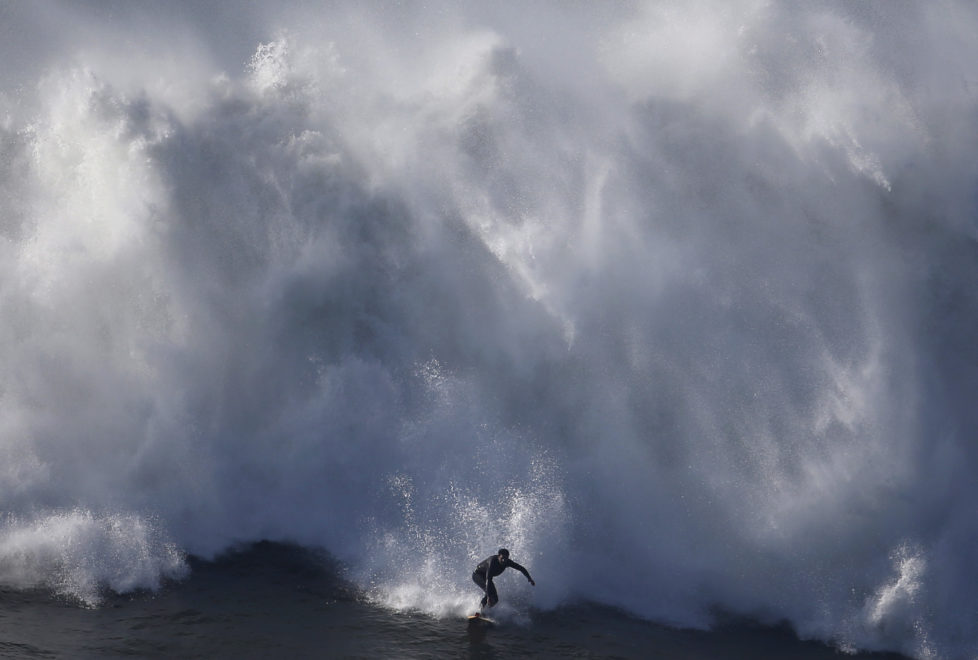 A surfer drops in on a large wave at Praia do Norte in Nazare, Portugal, November 29, 2015. The Praia do Norte beach has become a famous beach for big waves surfers around the world since Hawaiian surfer Garrett McNamara's world record for the largest wave surfed in 2011. REUTERS/Rafael Marchante - RTX1WEIQ
