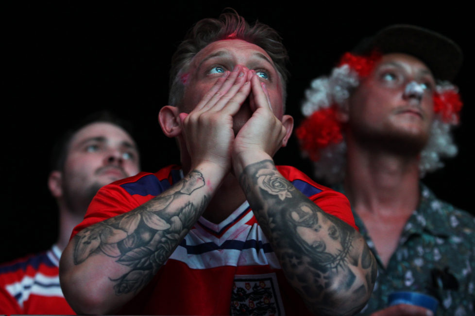 An England's fan is disappointed after the football match between Iceland and England at the Champ-de-Mars fan zone in Paris on June, 27, 2016. / AFP PHOTO / JEAN CHRISTOPHE MAGNENET