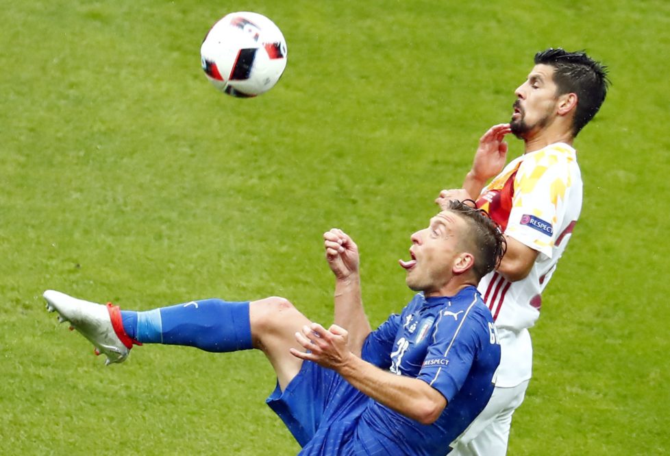epa05394607 Emanuele Giaccherini (L) of Italy in action against Nolito (R) of Spain during the UEFA EURO 2016 round of 16 match between Italy and Spain at Stade de France in St. Denis, France, 27 June 2016. (RESTRICTIONS APPLY: For editorial news reporting purposes only. Not used for commercial or marketing purposes without prior written approval of UEFA. Images must appear as still images and must not emulate match action video footage. Photographs published in online publications (whether via the Internet or otherwise) shall have an interval of at least 20 seconds between the posting.) EPA/IAN LANGSDON EDITORIAL USE ONLY