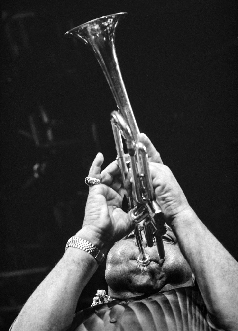 Der amerikanische Jazztrompeter Dizzy Gillespie (1917-1993 spielt auf seiner Spezialtrompete am Montreux Jazz Festival. Aufgenommen am 13. Juli 1987. (KEYSTONE/Jean-Guy Python)
