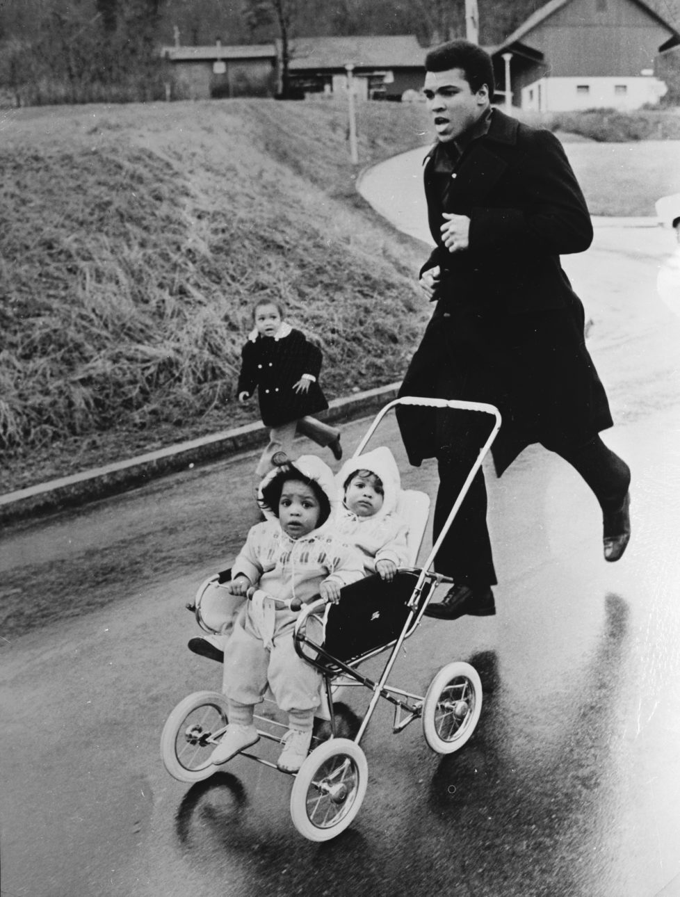 22nd December 1971: Muhammad Ali trains in Zurich for his fight against the West German Jurgen Blin, with his twin daughters Jamillah and Rasheda. (Photo by Central Press/Getty Images)
