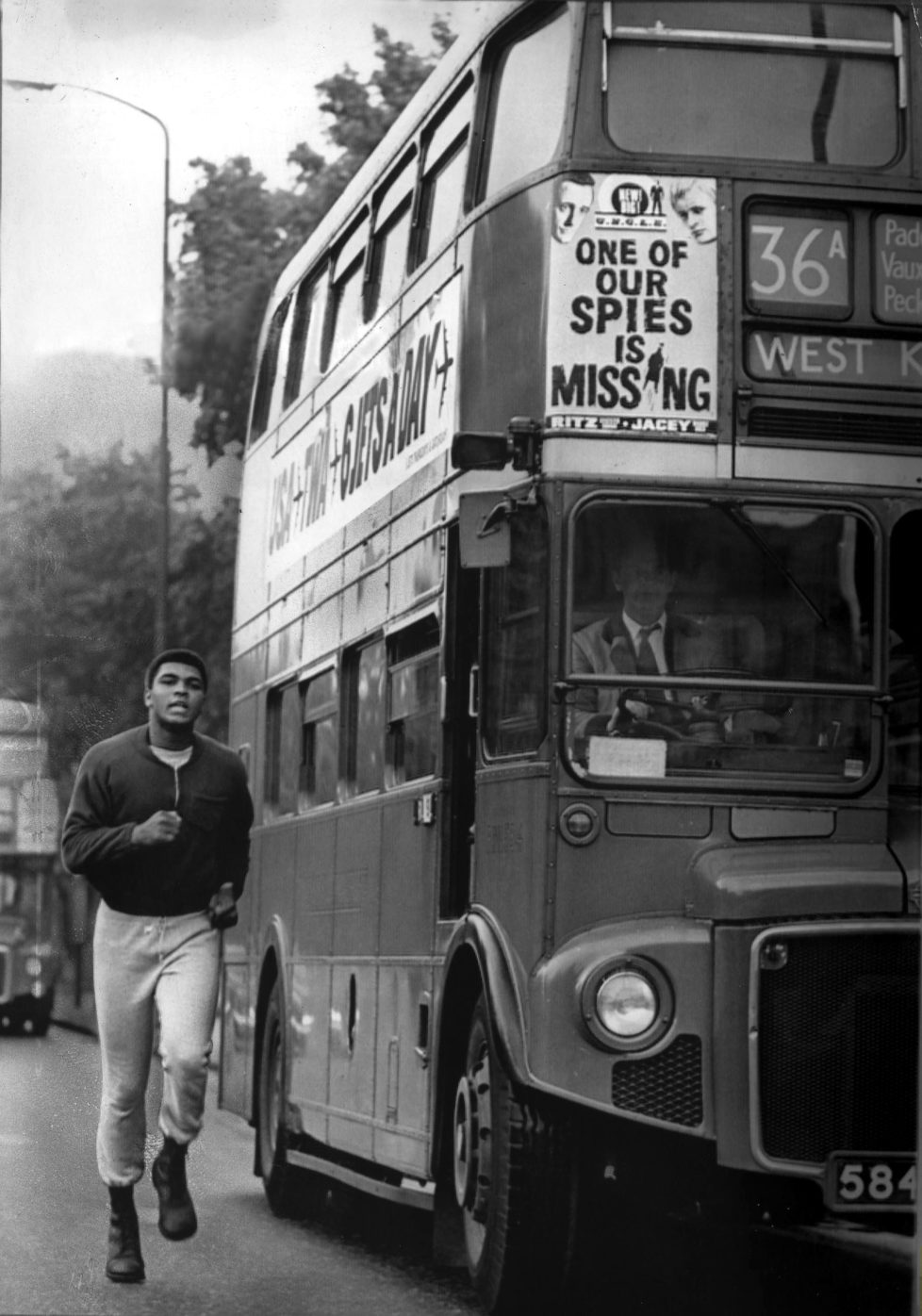 *17.01.1942- Sportler, Boxer, USA Trainingslauf in London, läuft neben einem Londoner Doppeldeckerbus - 1966