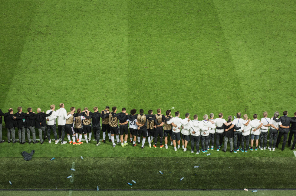 Bordeaux, 02.07.2016 - Fussball UEFA Euro 2016, Deutschland - Italien, Trainer Joachim Loew (GER), der Staff und die Spieler Arm in Arm waehrend des Penaltyschiessen (EQ Images) SWITZERLAND ONLY