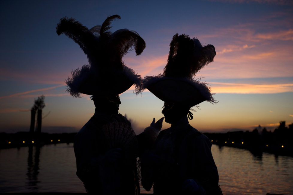 Guests take part in the Chateau de Versailles' grand masked ball, on June 14, 2013 in Versailles. This event created by French choreographer Kamel Ouali, accompanied by 50 artists, aims at recreating the atmosphere of the royal festivities that once lit up the Palace and its Gardens. AFP PHOTO / JOEL SAGET / AFP PHOTO / JOEL SAGET
