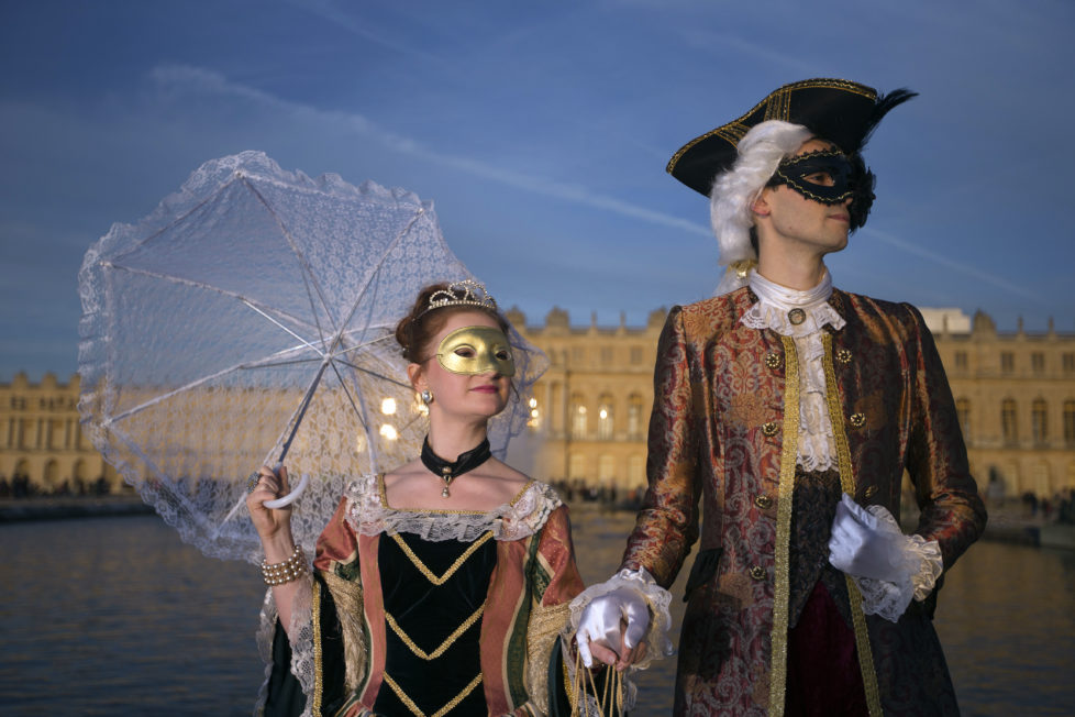 Guests take part in the Chateau de Versailles' grand masked ball, on June 14, 2013 in Versailles. This event created by French choreographer Kamel Ouali, accompanied by 50 artists, aims at recreating the atmosphere of the royal festivities that once lit up the Palace and its Gardens. AFP PHOTO / JOEL SAGET / AFP PHOTO / JOEL SAGET