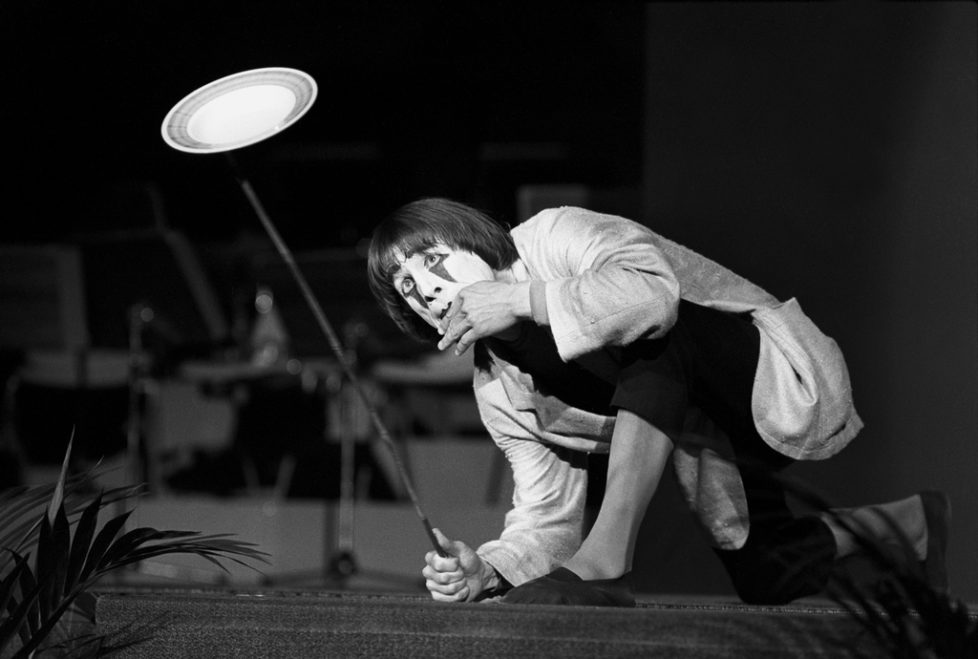 Clown Dimitri im Balancier-Akt mit Stange und Porzellanteller am Gala-Abend im Kongresshaus Lugano, Schweiz, aufgenommen am 27. Mai 1976. (KEYSTONE/Str)
