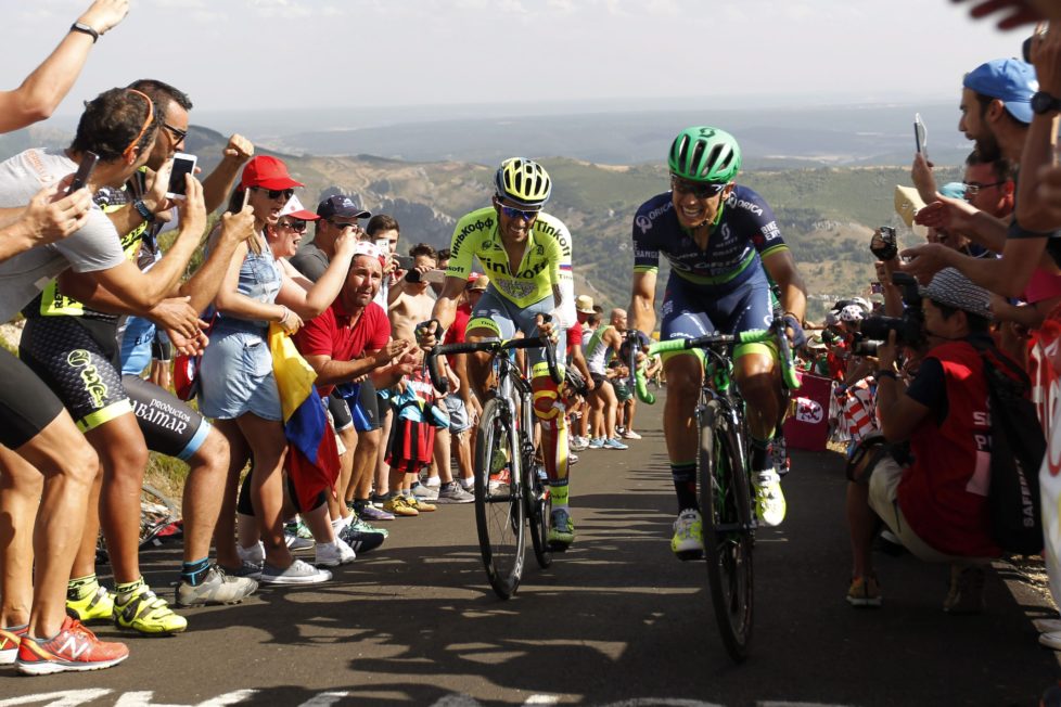 epa05512265 Spanish Alberto Contador (L) of Tinkoff and Colombian Esteban Chaves (R) of Orica in action during the 8th stage of the Spanish Vuelta, a 181,5 km race between Villalpando and La Camperona, in Spain on 27 August 2016. EPA/JAVIER LIZON