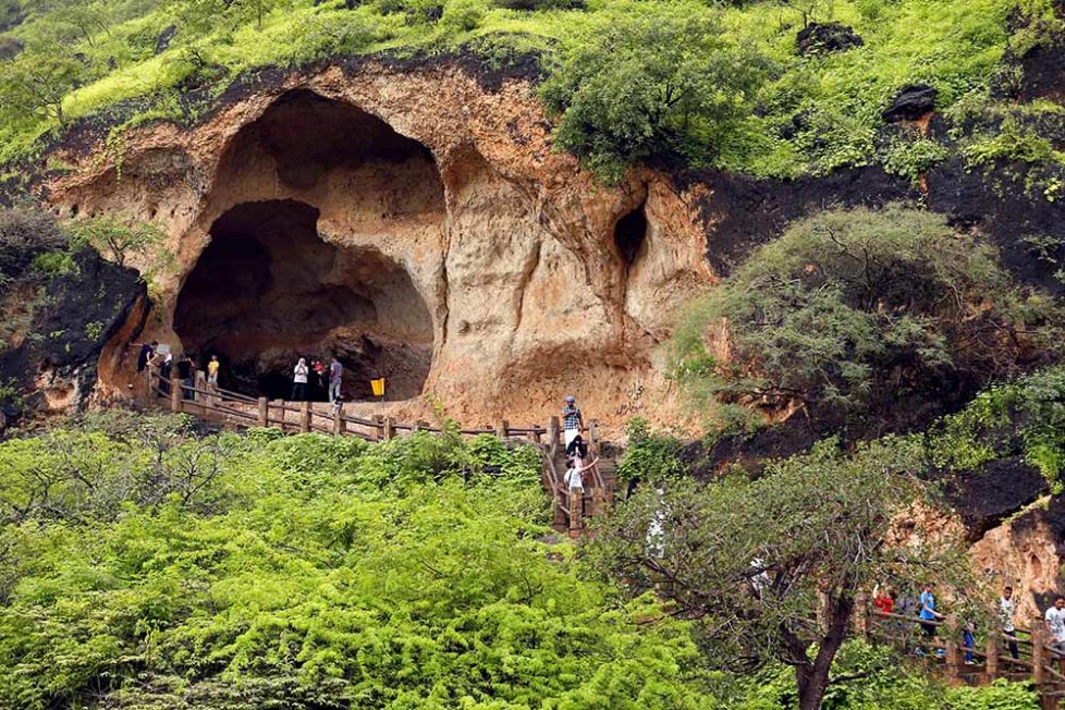 Tourists visit a cave at Ain Razat, a water spring in Salalah, Dhofar province, Oman August 20, 2016. Picture taken August 20, 2016. REUTERS/Ahmed Jadallah - RTX2NFGN