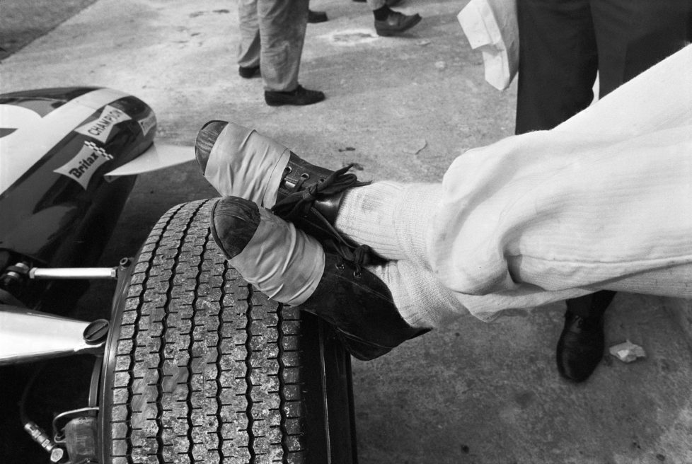 Der schweizer Rennfahrer Jo Siffert wartet mit bandagierten Strassen-Schuhen auf seinen Einsatz, Italy, Monza, 8 September 1968. (Photo by Rainer W. Schlegelmilch/Getty Images) *** Local Caption *** Jo Siffert