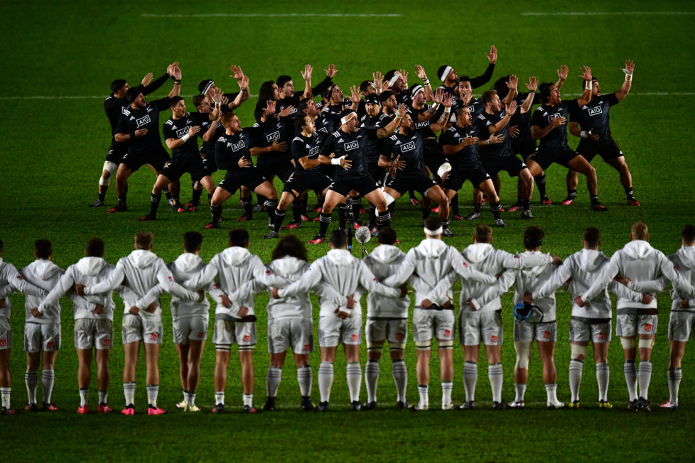 LONDON, ENGLAND - NOVEMBER 16: The Harlequins team face the Haka prior to the tour match between Harlequins and the Maori All Blacks at Twickenham Stoop on November 16, 2016 in London, England. (Photo by Dan Mullan/Getty Images)
