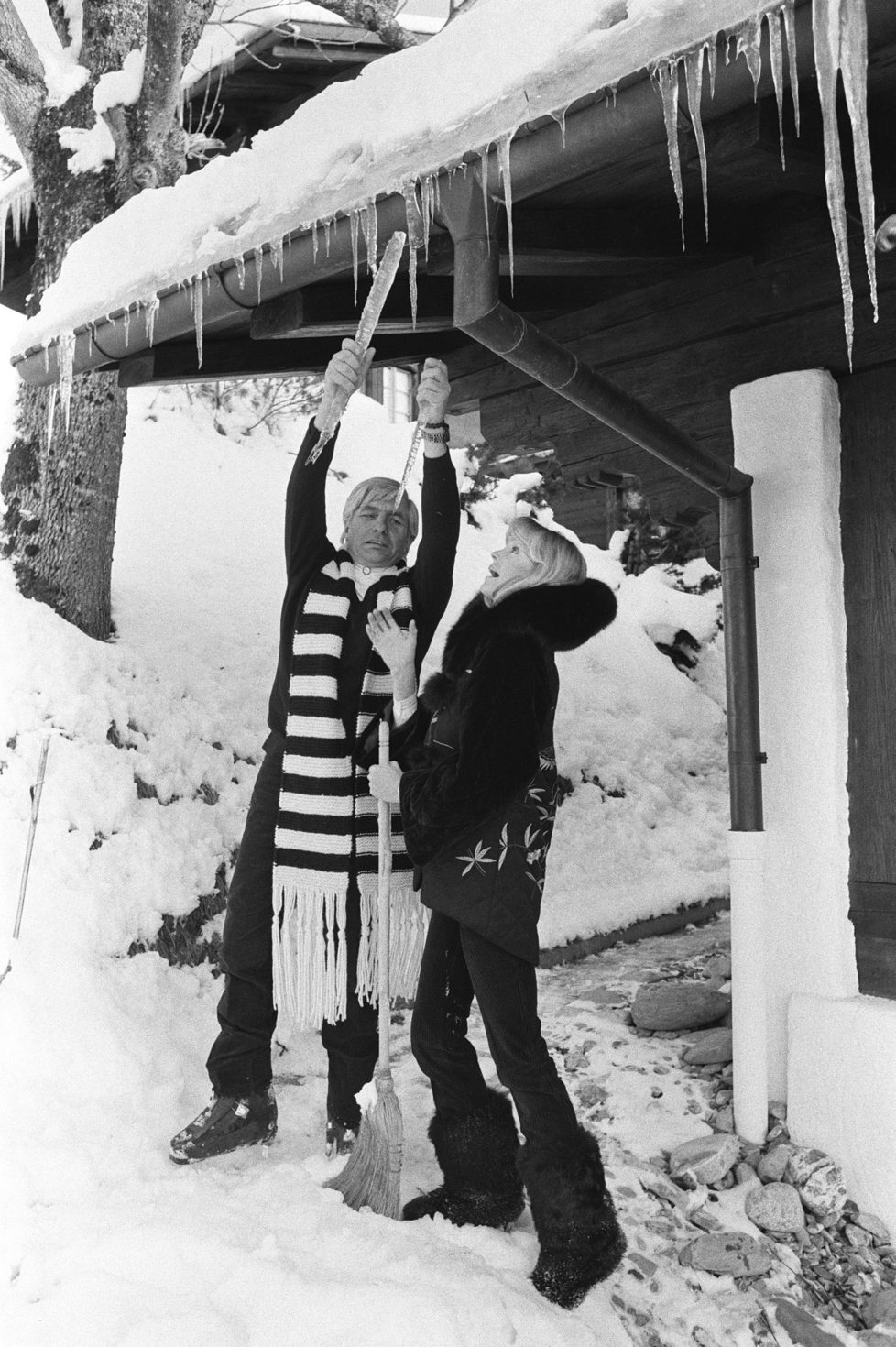 Gstaad,SWITZERLAND - DECEMBER 28: Gunther Sachs and his wife Mirja on winter holidays in Gstaad in 1979(Photo by Bertrand LAFORET/Gamma-Rapho via Getty Images)